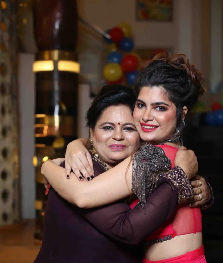 A girl hugging her mom. The girl is Heena of the HeenaInTheWonderland.